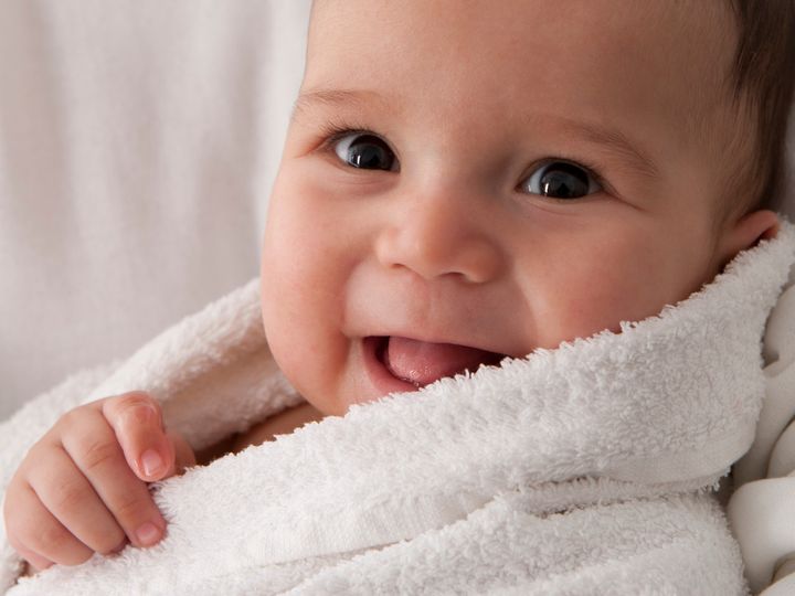 noworodek w ręczniku