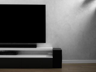 Jak powiesić soundbar lub głośniki na ścianie?