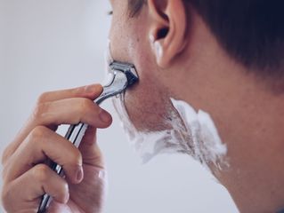 Jak golić się maszynką na żyletki? Przewodnik dla początkujących