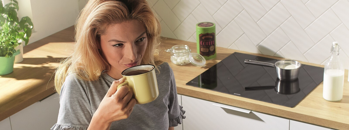 Gorenje Kobieta z kawą