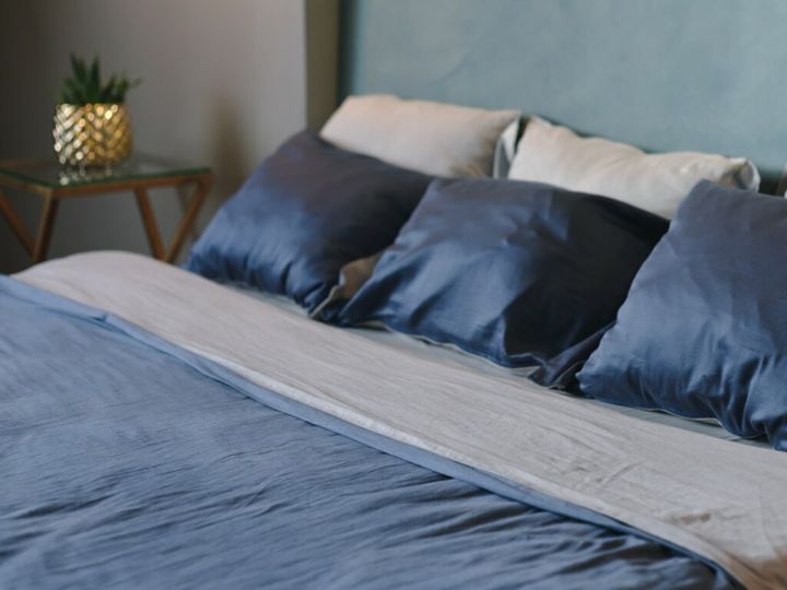 Granatowe łóżko w sypialni – aranżacje.