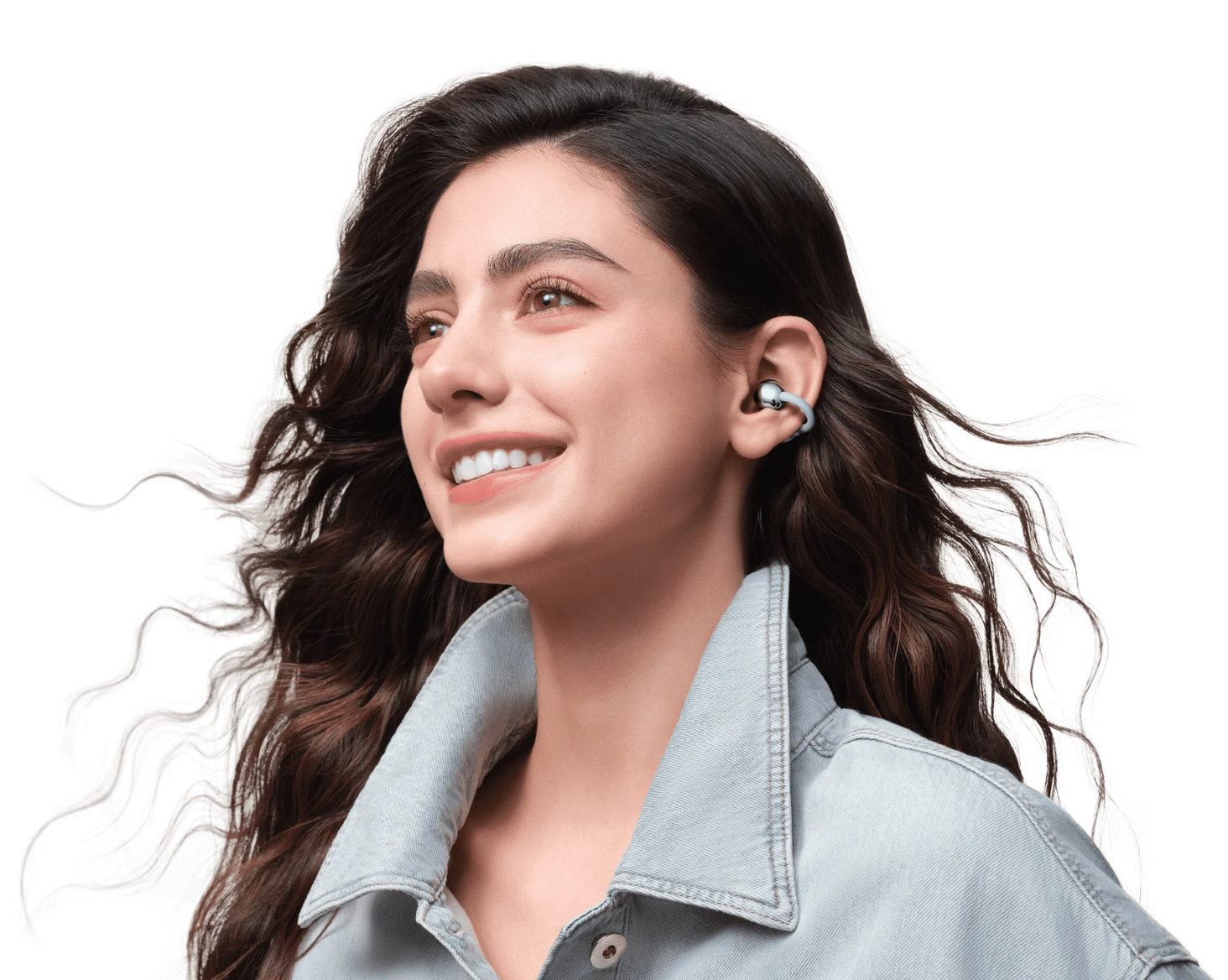 Жінка з навушниками Huawei FreeClip 2