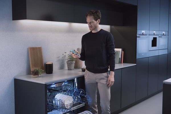 Посудомийна машина серії iQ500 SN85EX11CE. Завжди сучасний дизайн.