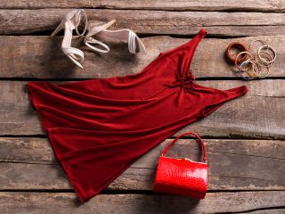 Jaki kolor butów do czerwonej sukienki