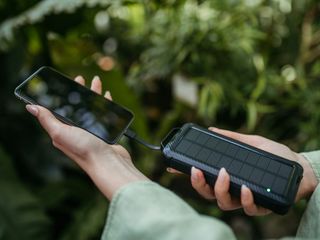 Jaki powerbank turystyczny? Dobry powerbank w góry