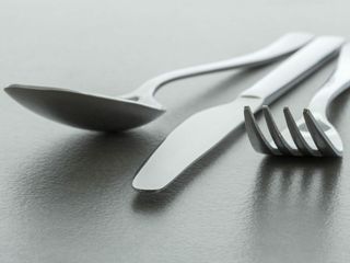 Jak trzymać widelec? Jak trzymać nóż? Jak trzymać sztućce?
