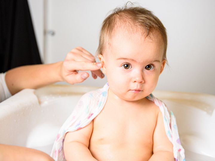czym czyścić uszy niemowlaka
