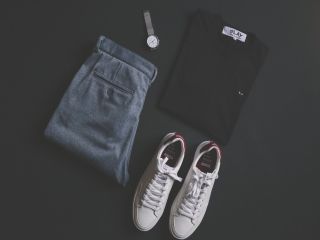 Buty sportowe do garnituru. Jak je nosić?