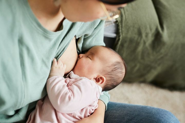 jak długo powienien jeść niemowlak karmiony piersią