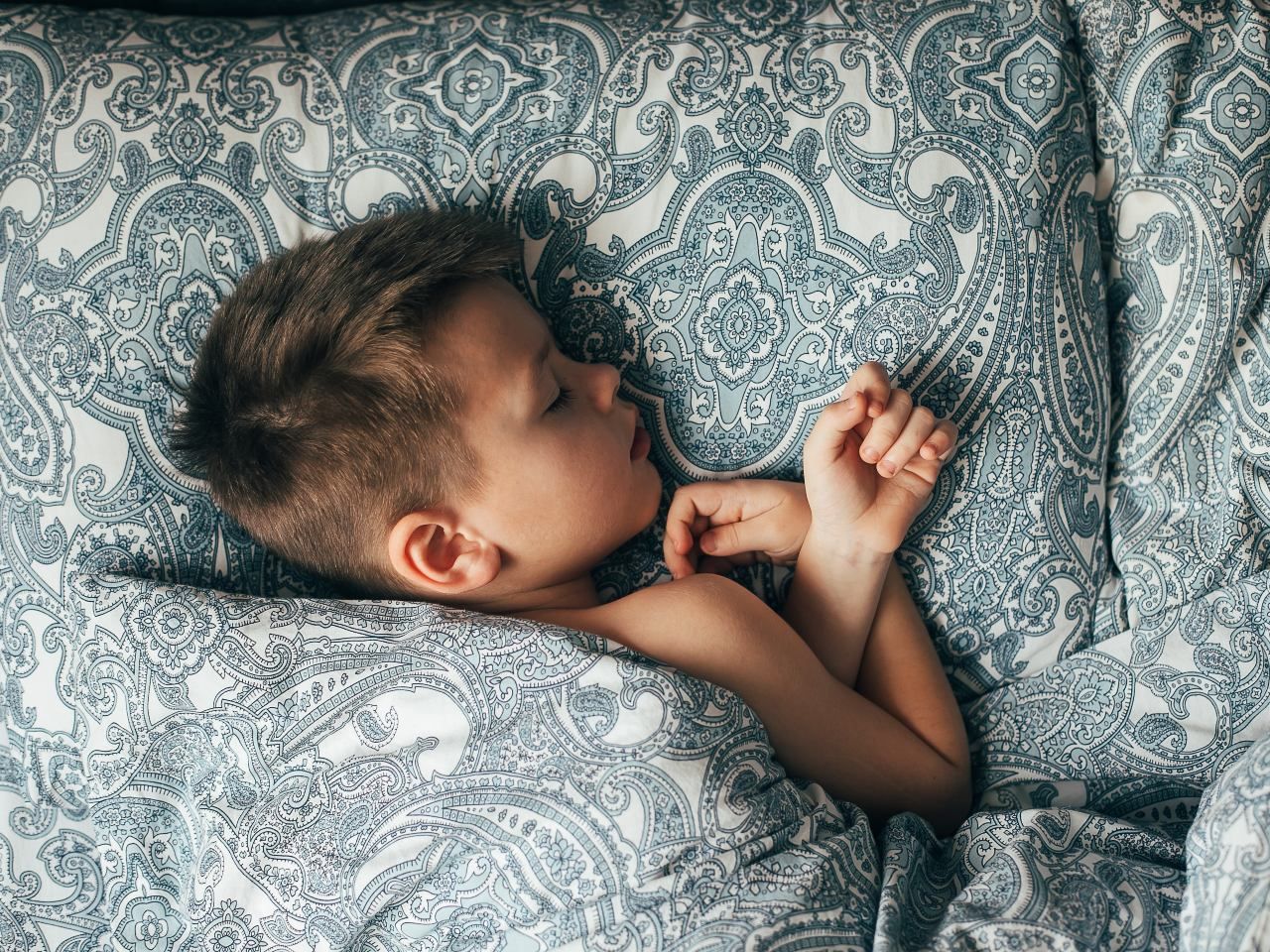 Фотосессия старший средний младший ребенок на кровати картинки. Мальчики 12 лет спят