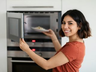 Jak działa mikrofalówka z grillem i jaką wybrać?  