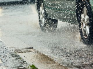 Czym jest aquaplaning i jak mu zapobiegać?