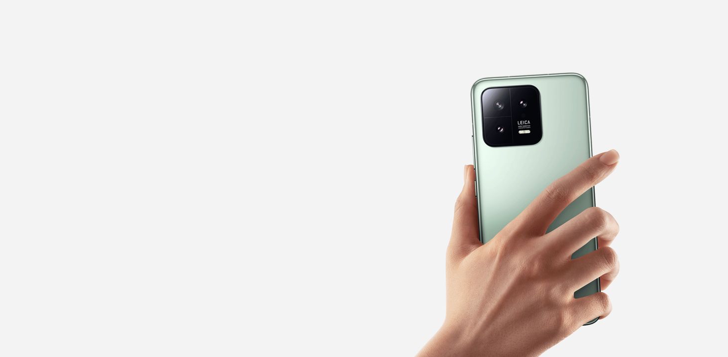 Xiaomi 13 telefon trzymany w dłoni