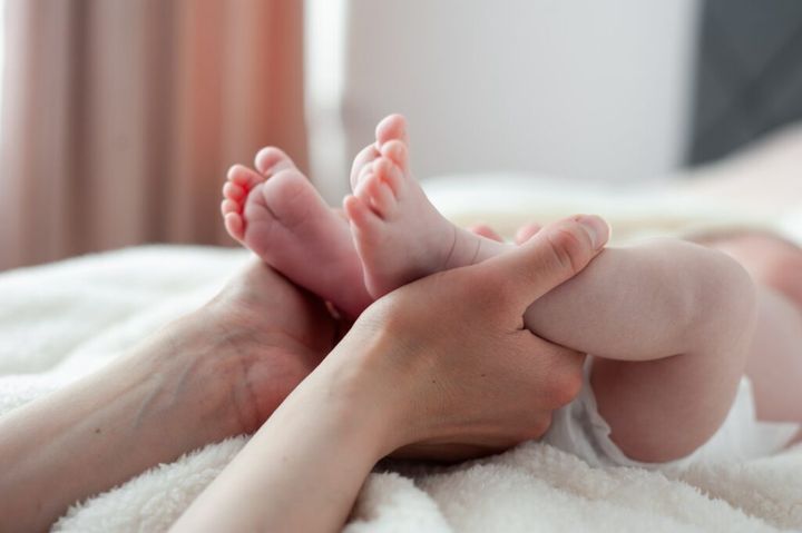 niemowlę niespokojnie macha rączkami i nóżkami