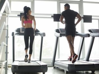 Co daje trening na bieżni? Jaką bieżnię kupić do biegania? 