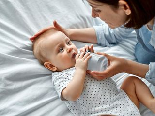 Noworodek nie zasypia po karmieniu – czy to jest powód do niepokoju?