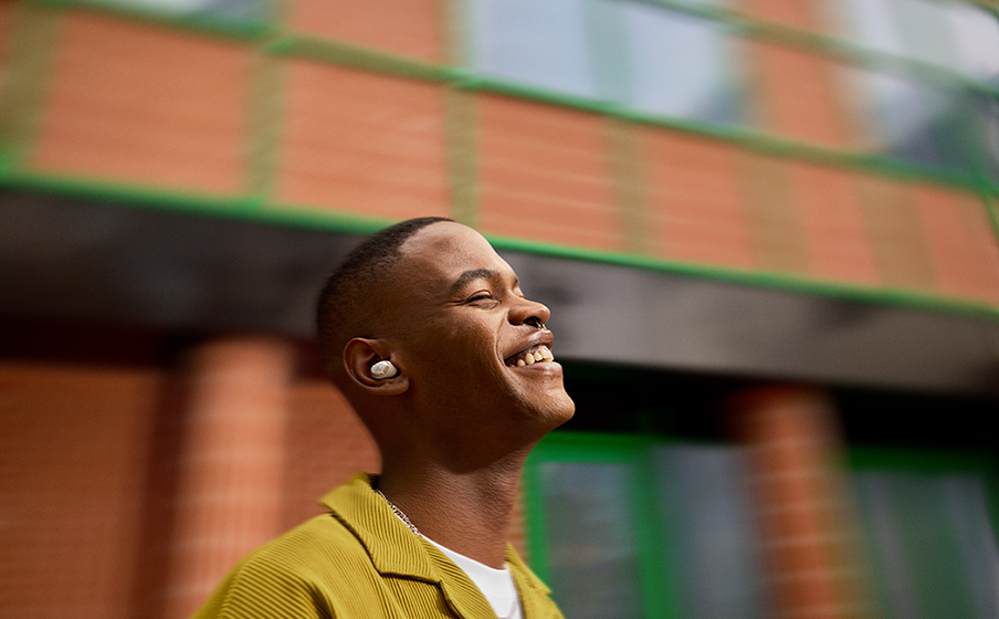 JBL Live Buds 3 lifestyle 1