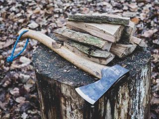 Wybieramy idealną siekierę i nóż do bushcraftu