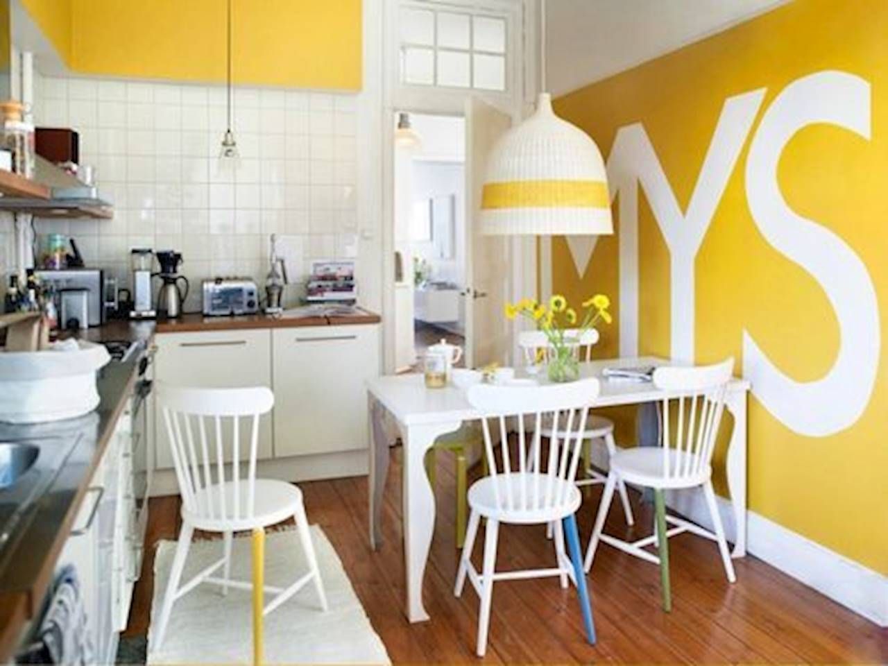 Бело желтая кухня. Желтые акценты в интерьере кухни. Желтые кухни. Желтые стены на кухне. Желтые стены в интерьере кухни.