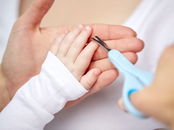 obcinanie paznokci u noworodka