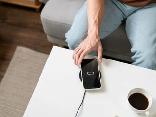 czy trzeba rozładować nowy telefon