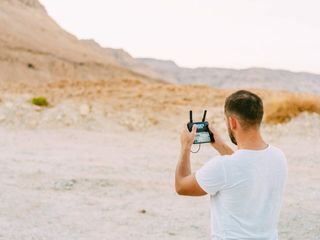 Latanie dronem a przepisy prawne. Jak zdobyć uprawnienia na drona?