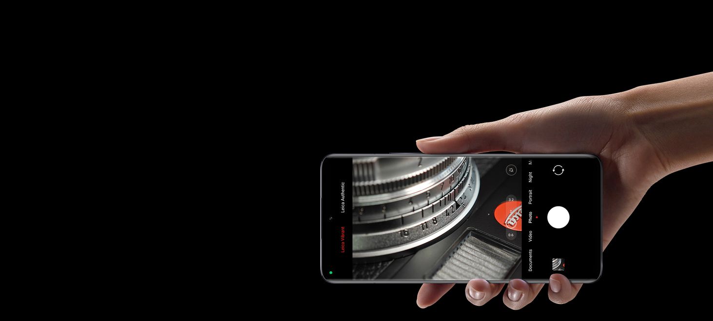 Xiaomi 13 telefon na ciemnym tle