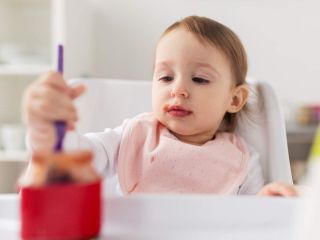 Praktyczne śliniaki: z kieszonką, silikonowe i z rękawami - rozpoczynamy przygodę z jedzeniem!