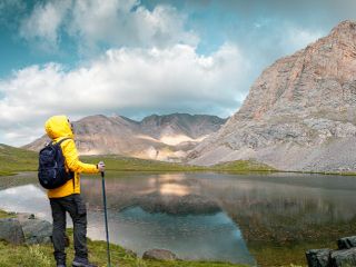 Jaka kurtka w góry? Kompleksowy przewodnik po rodzajach kurtek trekkingowych 
