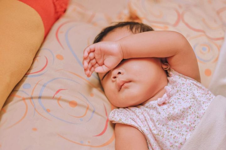 niemowlak rzuca się podczas snu