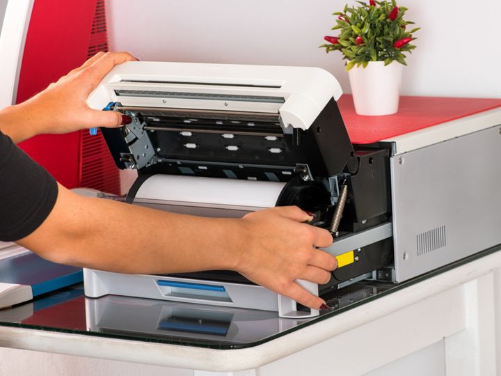 jak podłączyć drukarkę do laptopa?