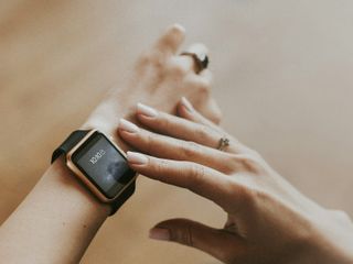 Jak i czym ładować smartwatch?