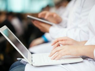 Podstawka chłodząca pod laptopa. Czy warto?