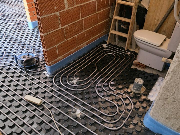 Radiant underfloor heating installation in a bathroom.