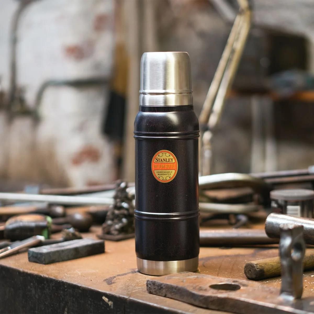  MILESTONE 1920 1l BLACK PATINA - Thermos - STANLEY - 105.07  € - outdoorové oblečení a vybavení shop