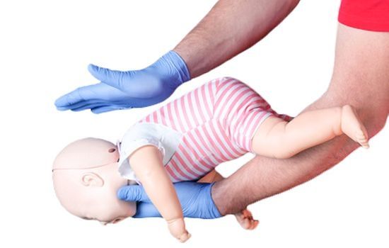 Udzielanie niemowlęciu pierwszej pomocy przy zakrztuszeniu