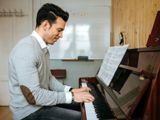 Odkryj magiczny świat muzyki: Nauka gry na pianinie