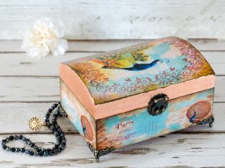 Decoupage – czym jest, jak zacząć, co należy kupić?Decoupage to sposób na udekorowanie wielu drobnych przedmiotów domowego użytku, które wykonane są z drewna bądź szkła, do czego wykorzystuje się ręcznie wycięte wzory z papieru. Ta forma rękodzieła stała się w ostatnich latach niezwykle modnym hobby. Dzięki naszemu artykułowi poznasz najważniejsze informacje na temat technik i materiałów decoupage.