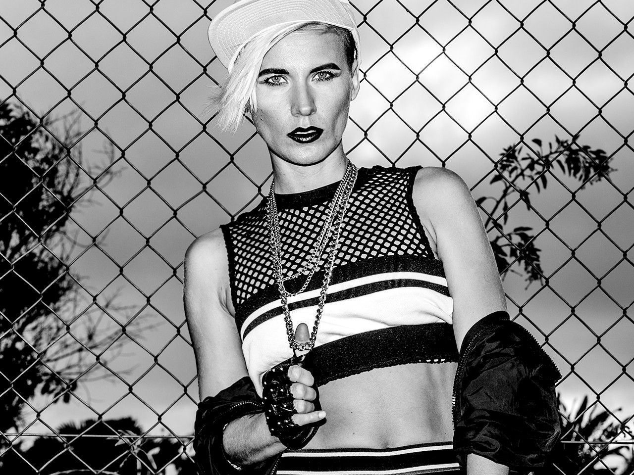 Styl bad girl: cechy charakterystyczne - Kraina Stylu