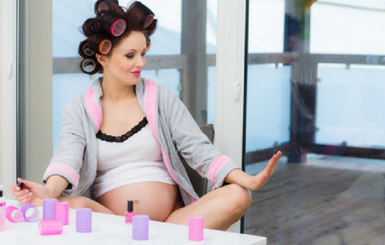 Kobieta w ciąży malująca paznokcie
