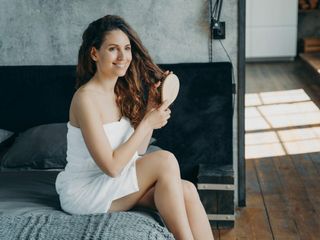 Złote proteiny na włosy: jak działają? Kiedy stosować?
