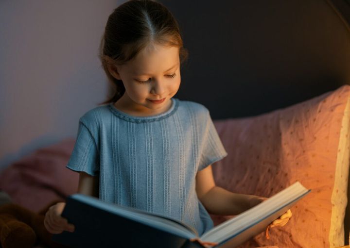 dziewczynka czytająca książkę