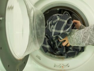 Ocet do prania: jakie ma działanie? Kiedy dodać ocet do prania?