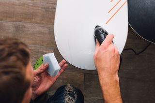 Jak skutecznie zadbać o deskę snowboardową? Woskowanie krok po kroku