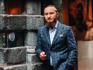 Jaki krawat do garnituru w kratę wybrać?