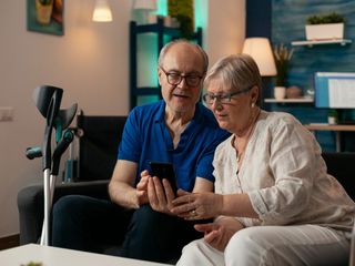Wybieramy telefon stacjonarny bezprzewodowy dla seniora. Jaki dla babci i dziadka?