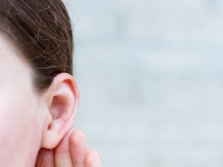 Krosta w uchu – przyczyny i sposoby leczenia
