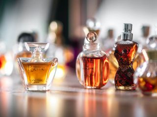 Perfumy z lat 90. damskie – jakie perfumy z lat 90. są dalej na czasie?
