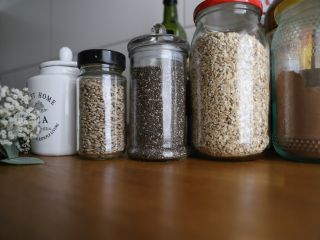 Praktyczne sposoby na przechowywanie w kuchni