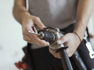 Wiercenie otworów w ścianach - wszystko, co musisz wiedzieć, zanim złapiesz za wiertarkę